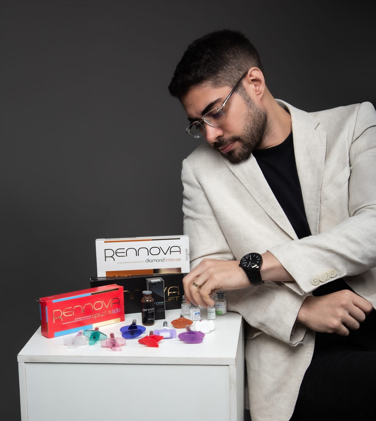 Dr. Saulo Carvalho com os produtos utilizados na clínica
